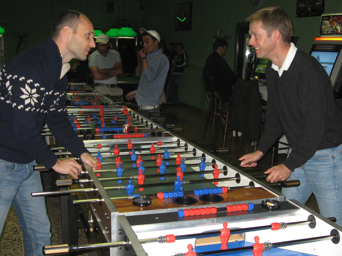 Bei unserem ersten echten Treffen im Oktober 2006 und unserem ersten Tischfußballspiel. Es sollten viele Hundert folgen, von denen Helge alle gewann.